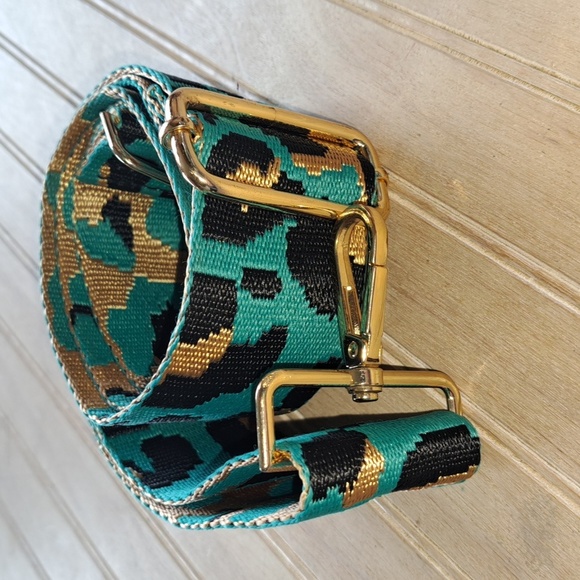 Ahdorned Guitar Style Cheetah Animal Print Crossbody Gold Hardwear Strap - Picture 6 of 8